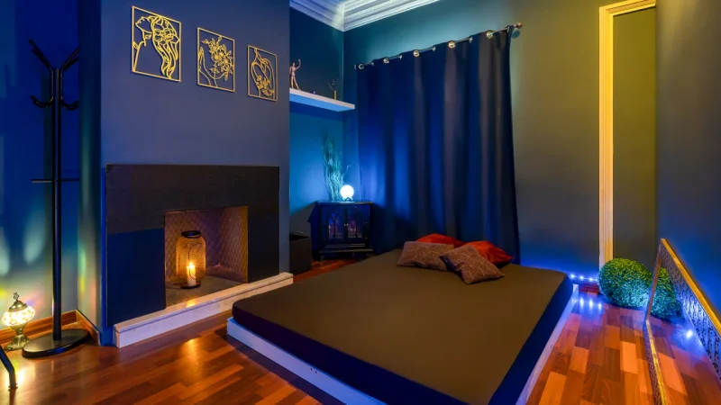 Luna Masajes Barcelona massage room with ambient lighting and relaxation decor