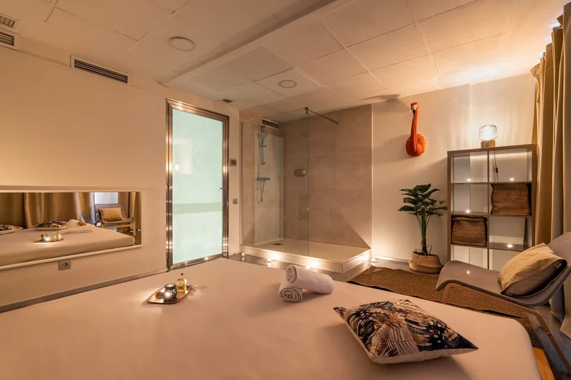 Salon de massage à la lumière chaude et tamisée