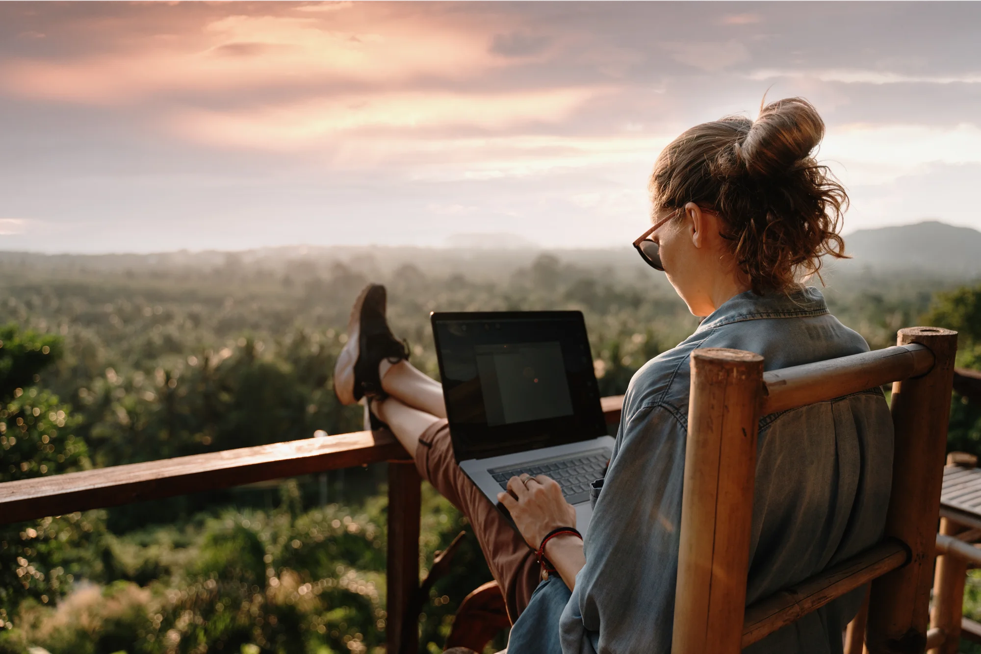 How to make money while traveling: 11 Ways to earn income on the go