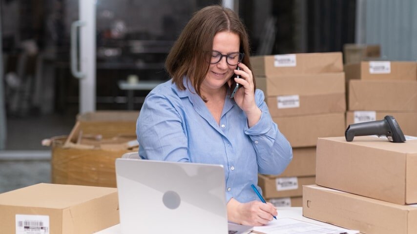 A woman managing her dropshipping orders.