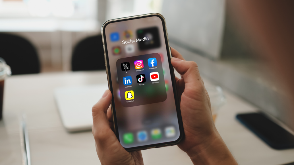 Image illustrating steps to use social media apps on an iPhone, featuring app icons and navigation tips.