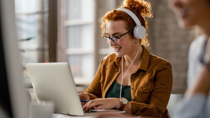 Woman researching how much does it cost to start dropshipping.