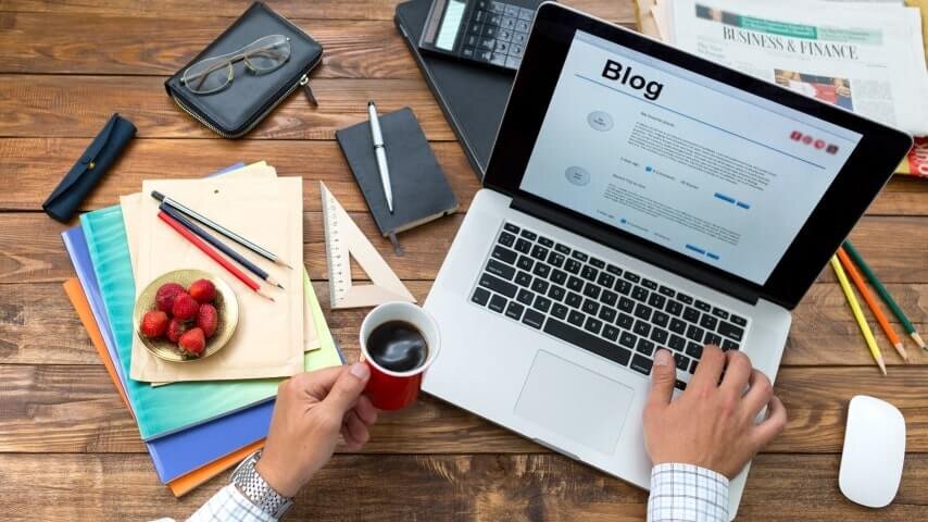 A man working on his blog to drive more traffic to his Shopify store.