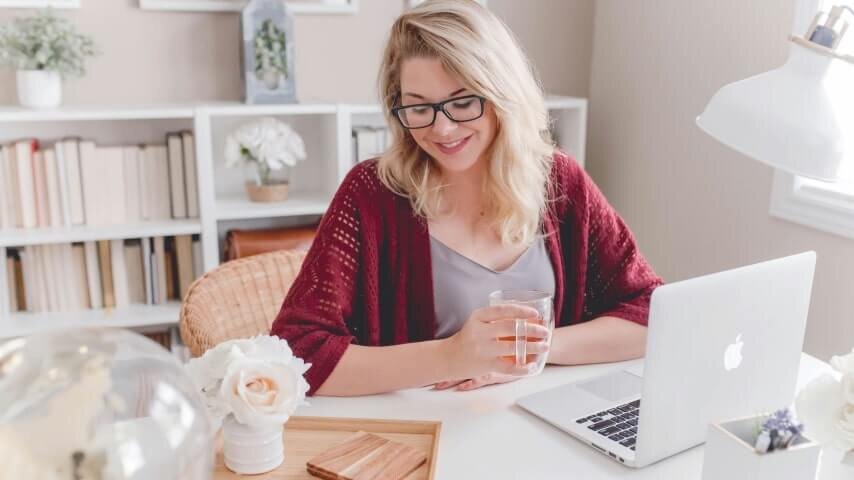 An Etsy seller researching what dropshipping products to sell on her shop.
