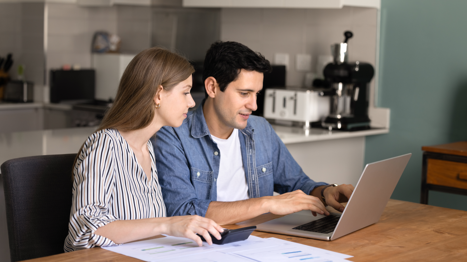 A couple (man and woman) sitting in front of a laptop and figuring out how to start a dropshipping business.