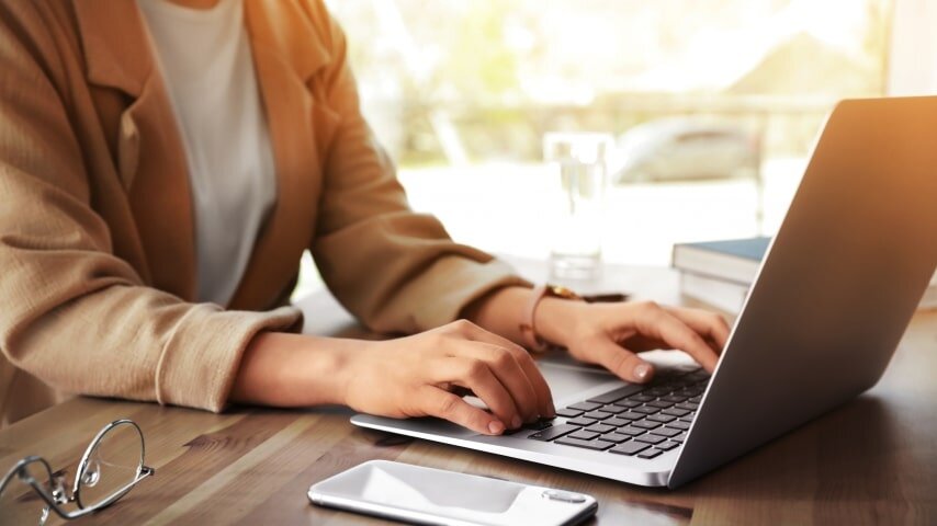 A woman optimizing products titles and descriptions for a Shopify store.
