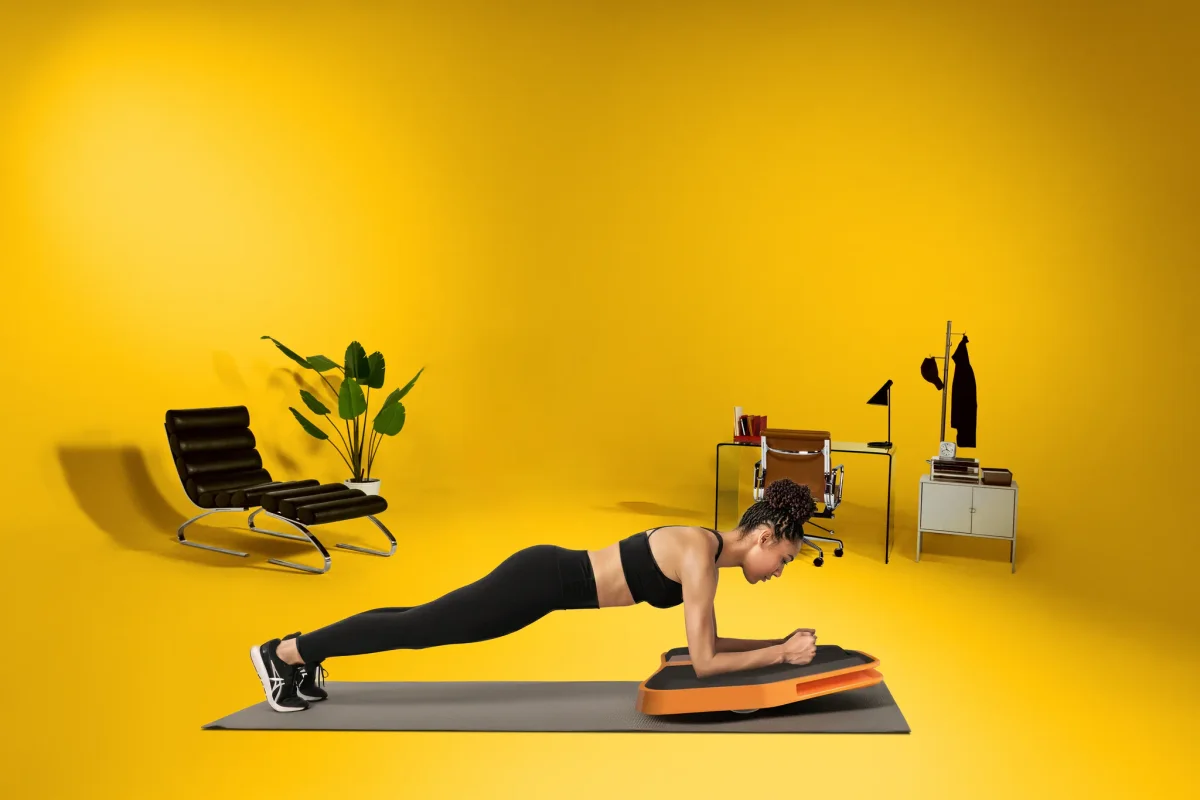 Woman doing a plank on the Aviron Abs Hero core trainer