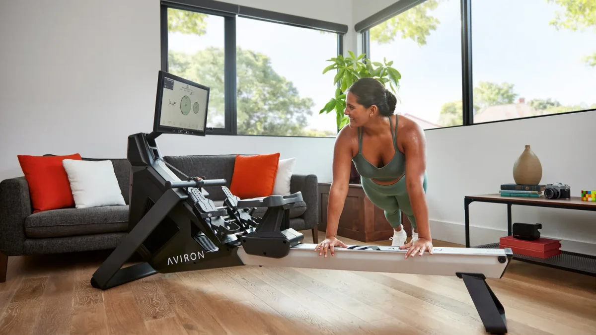 Off-machine strength exercise during a guided program on an Aviron rower at home