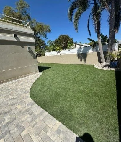 Curved Turf Side Yard