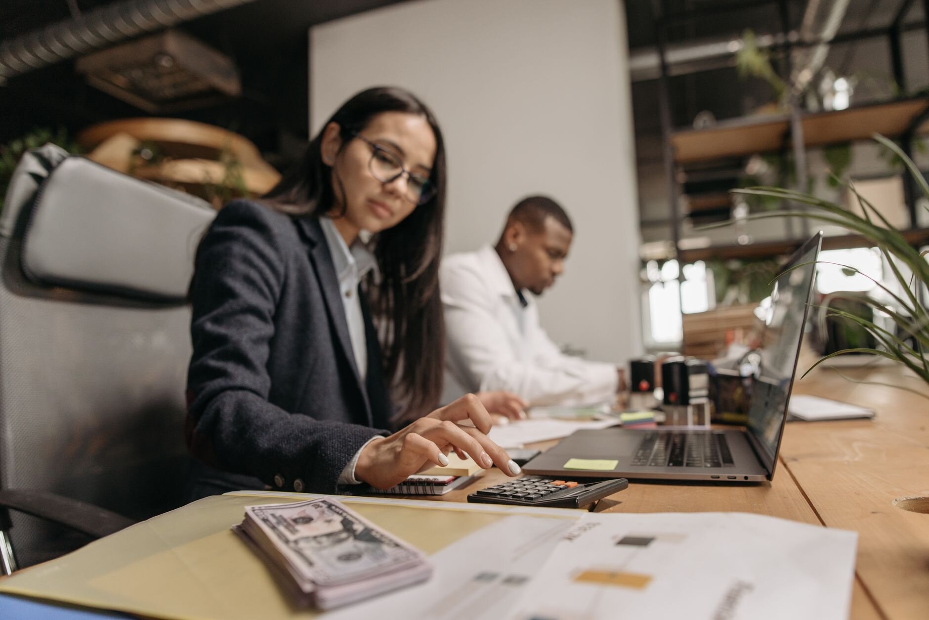 bookkeeprt using zoho payroll canada to calculate employees payroll