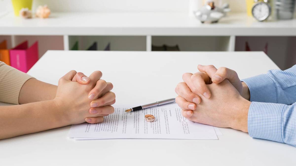 Hands of two people getting divorced