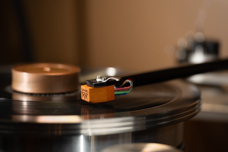 close up of cartridge on turntable