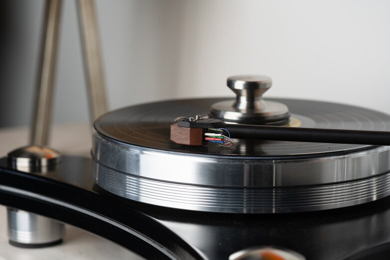 side view of cartridge on turntable