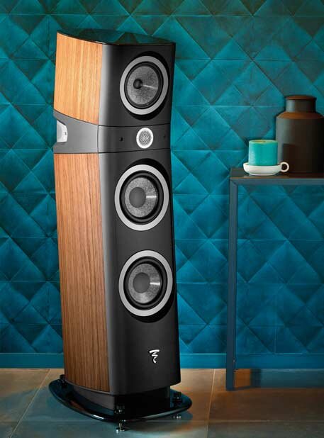 Sopra N°3 loudspeaker angles in the room with blue textured wall