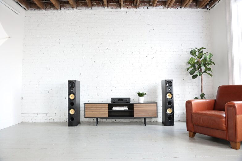 C 3030S Stereophonic Amplifier in room with speajers and leather chair