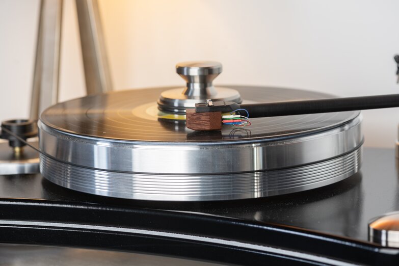 front view of cartridge on turntable