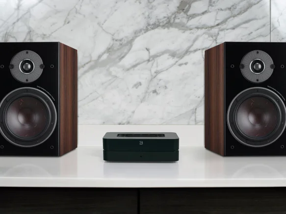 bookshelf speakers with Powernode in between on marble counter