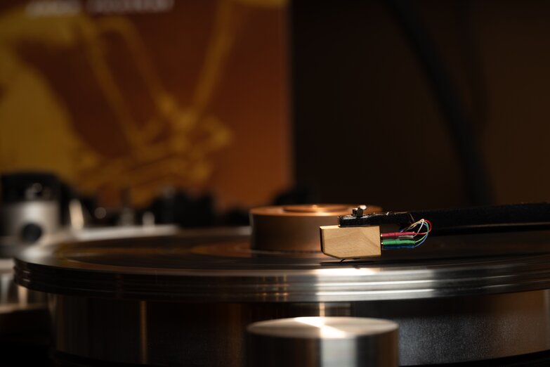 close up of cartridge on turntable from side