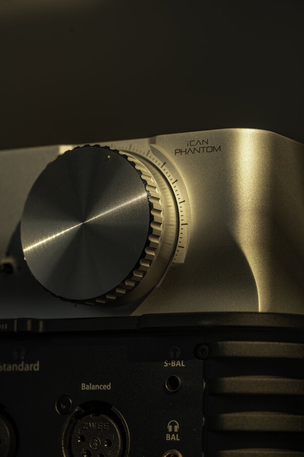 iFi Audio iCAN PAHNTOM 1.5 close up shot of volume wheel 