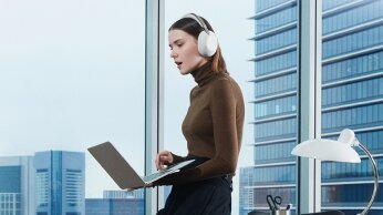 woman wearing 1000x while on computer