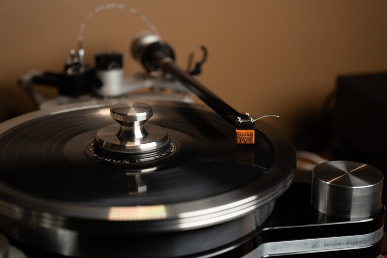 cartridge on record playing
