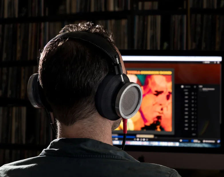 HP100 SE on a man from behind facing the computer