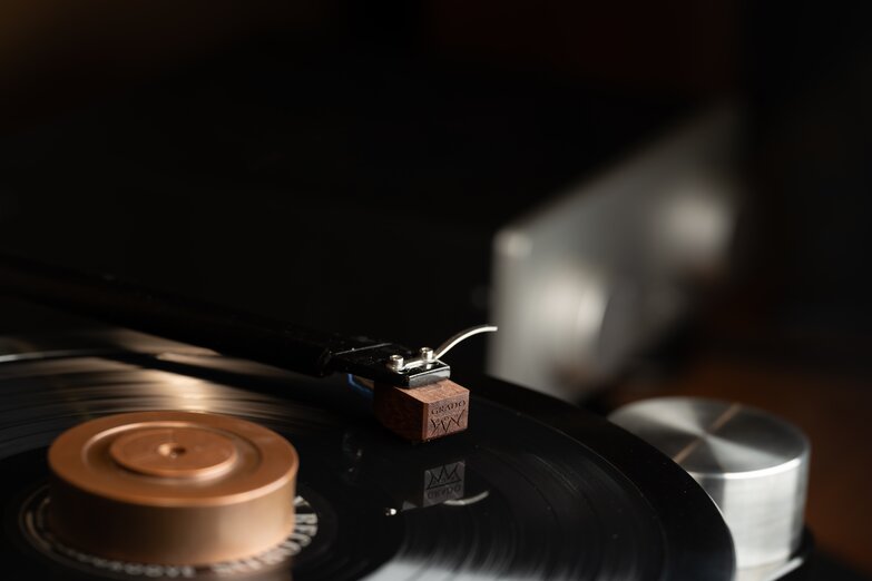top view close up of cartridge on turntable