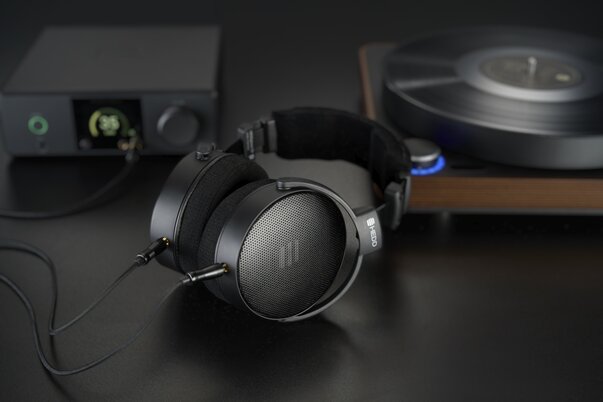 HEDDphone D1 headphones connected to an amplifier 