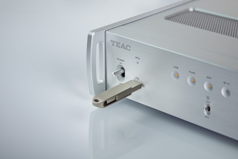 A close-up of the USB port of the TEAC NT-507T Network Transport