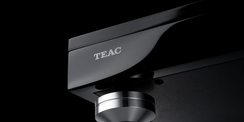 TN-5BB Manual Belt-Drive Turntable metal foot view