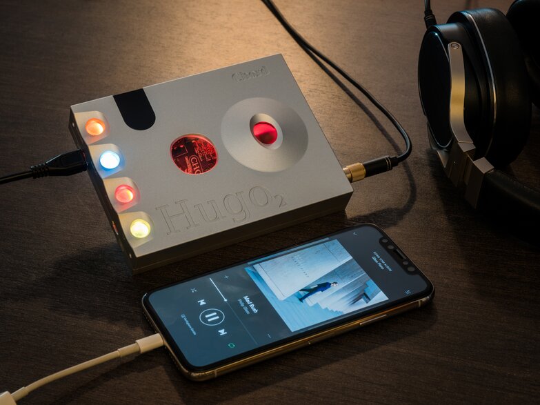 Hugo 2 on the table connected to the phone