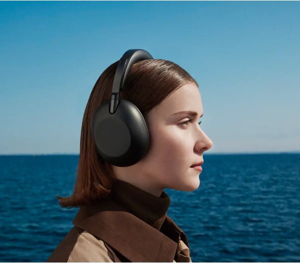 woman wearing sony 1000x headphones 
