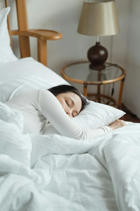 Frau schläft entspannt im Bett