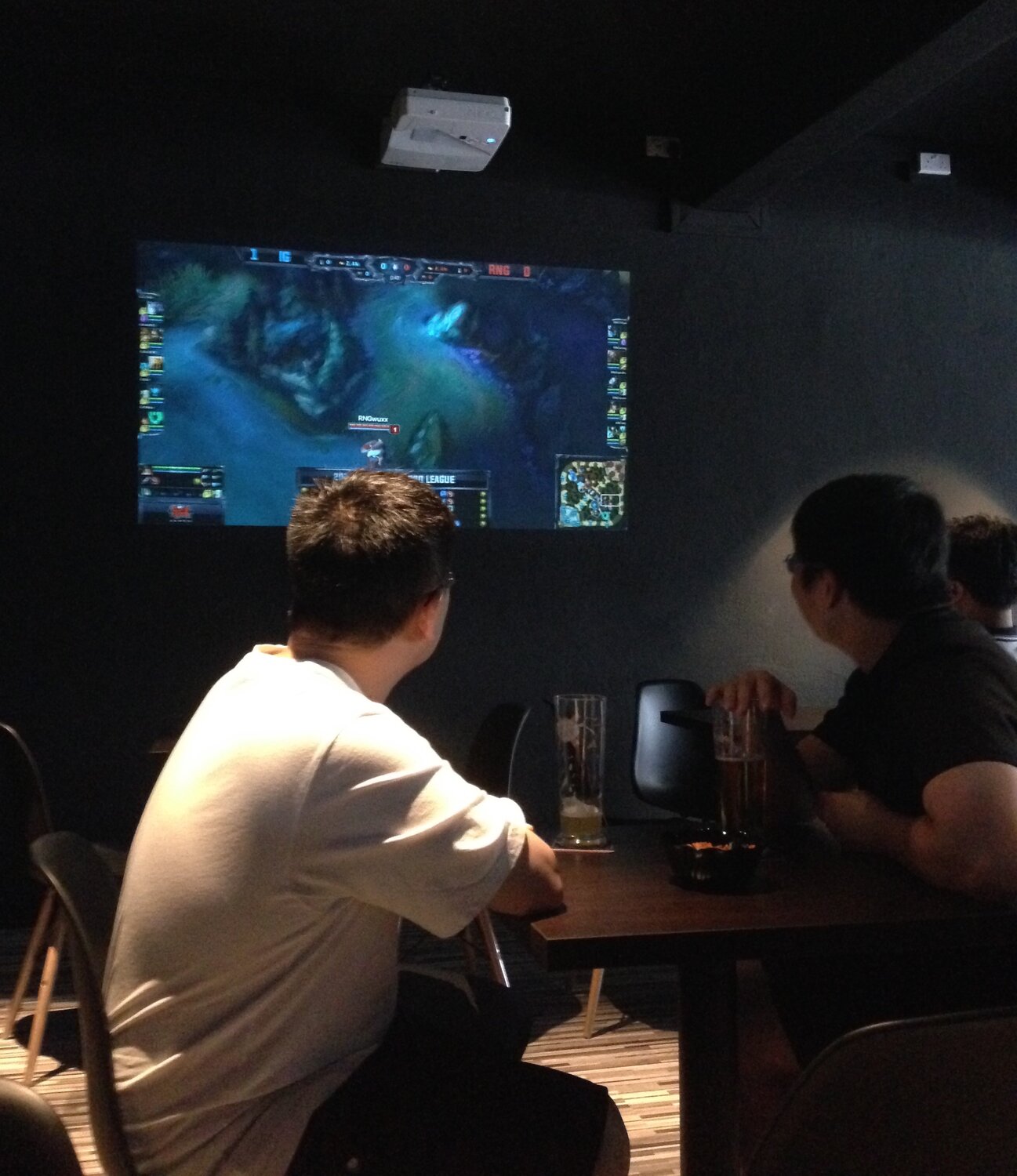 The audience watching the Chinese League of Legends Pro League at Brewlings eSports bar