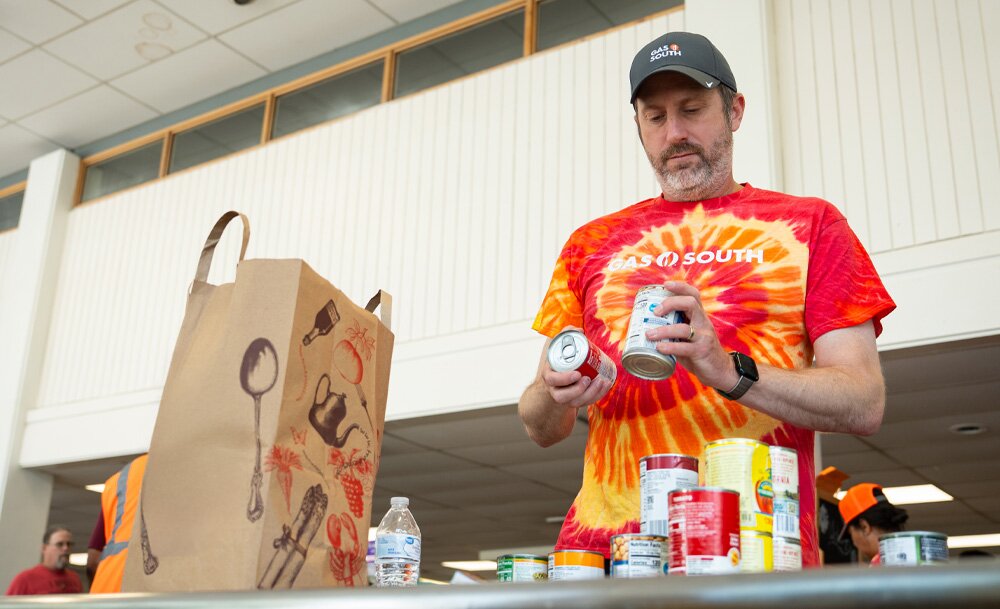 Gas South employee volunteers to sort canned goods