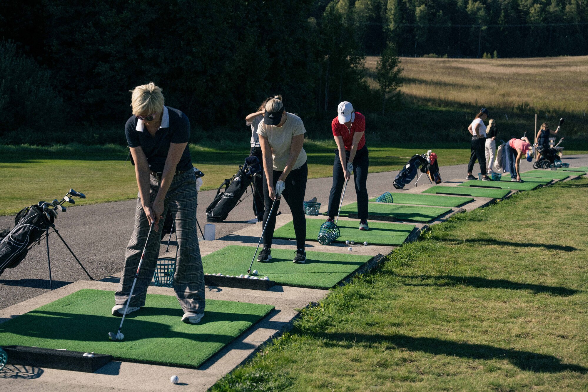 Spelare poserar med klubba på fairway