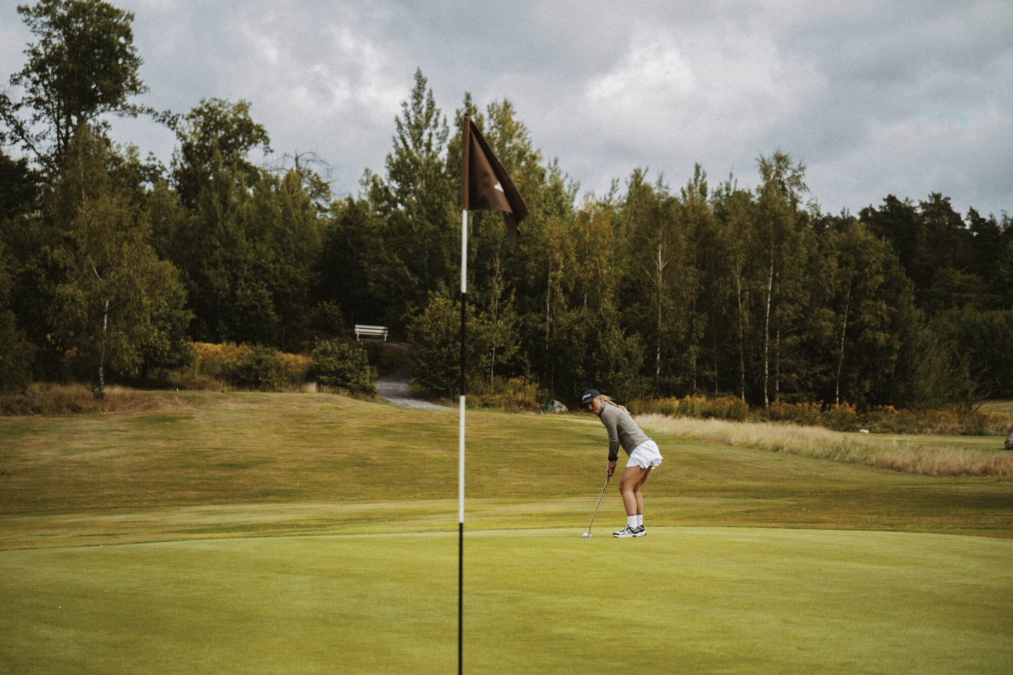 Avslutande putt och glada miner på green