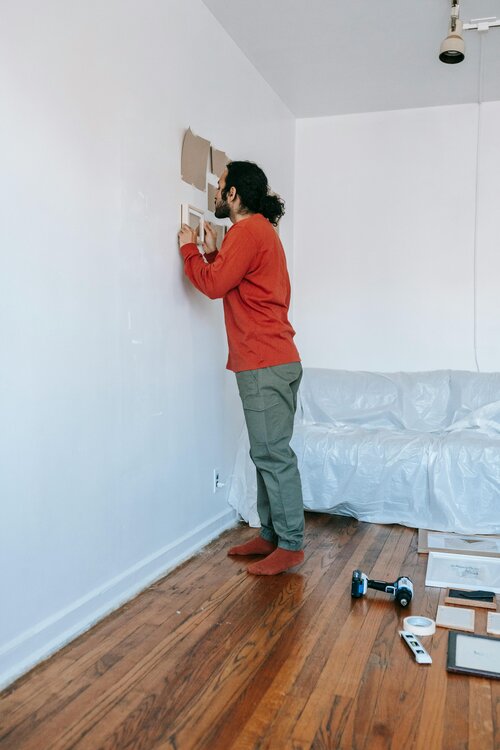 using level for hanging wall decor