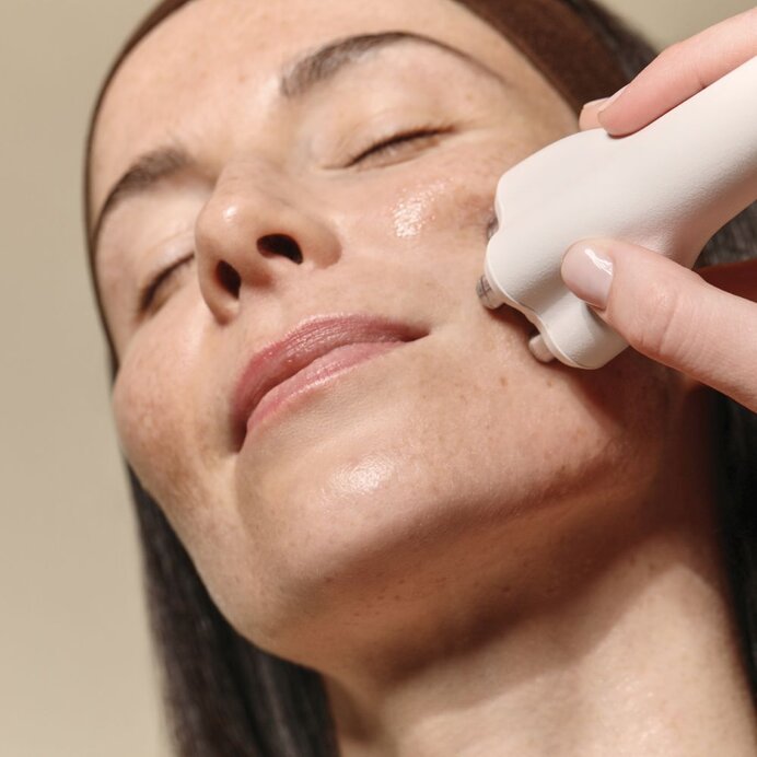 woman receiving tightening sculpting treatment