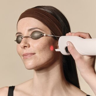 woman receiving sculpting facial