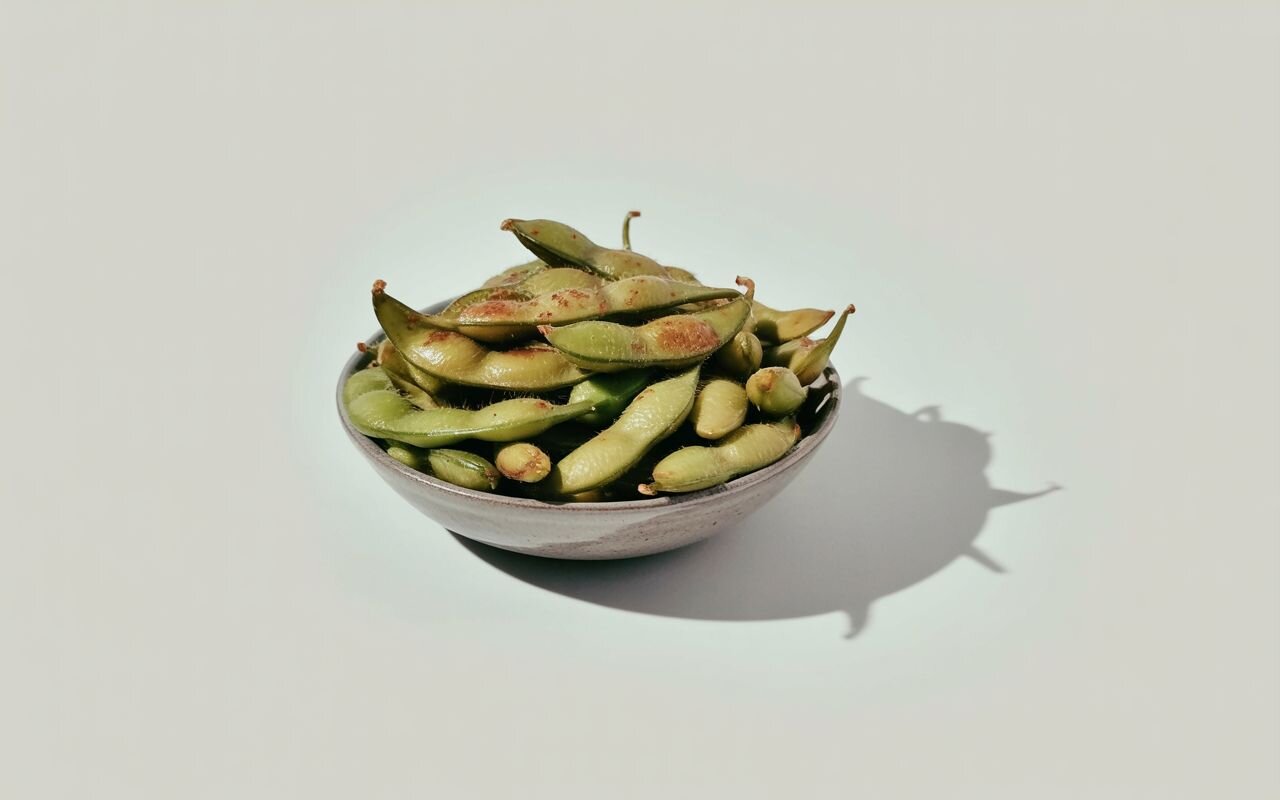 Bowl of roasted edamame a high-protein, plant-based snack under 100 calories perfect for healthy snacking