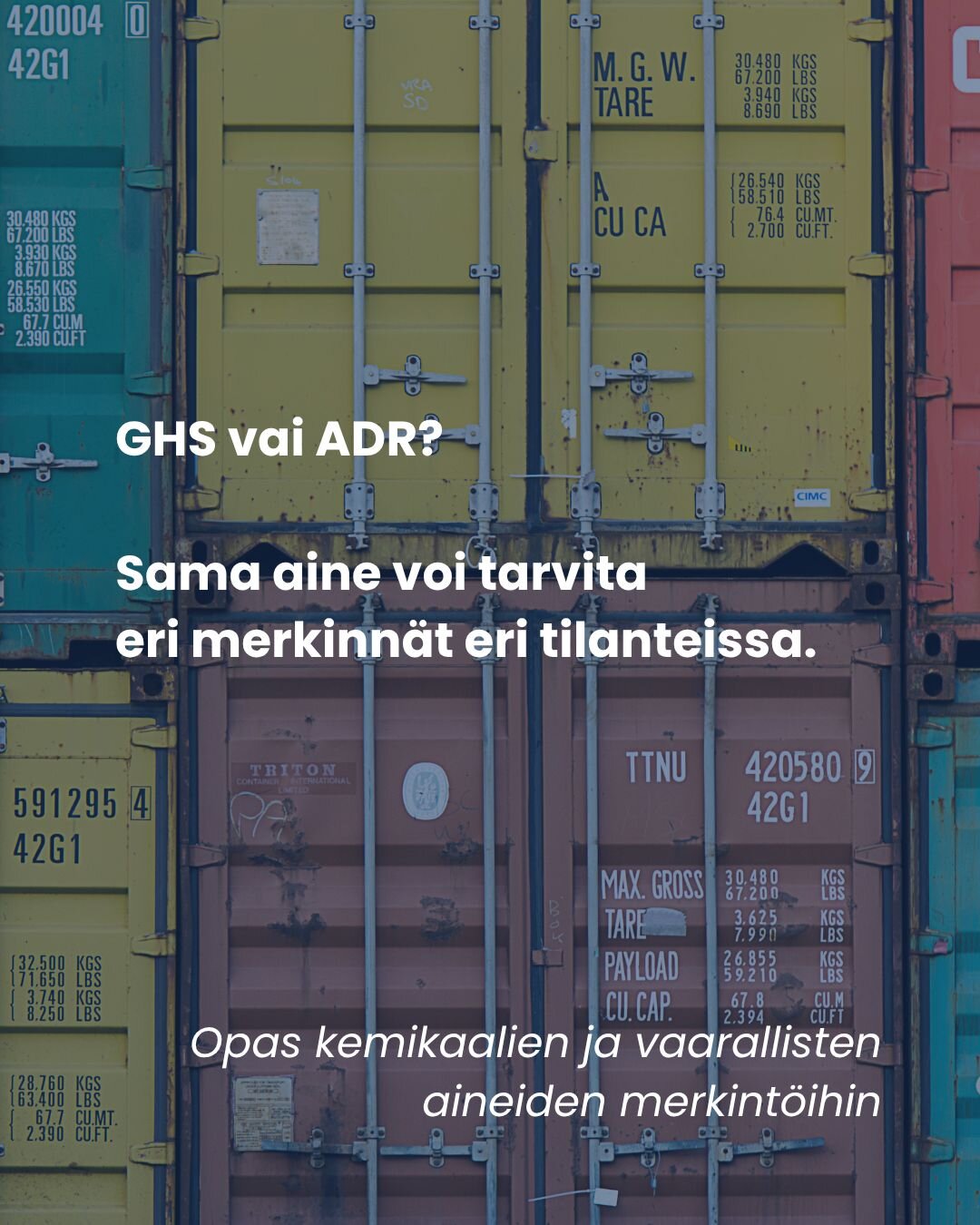 Kemikaalisäiliöitä teollisuusympäristössä GHS-varoitusmerkinnöillä.