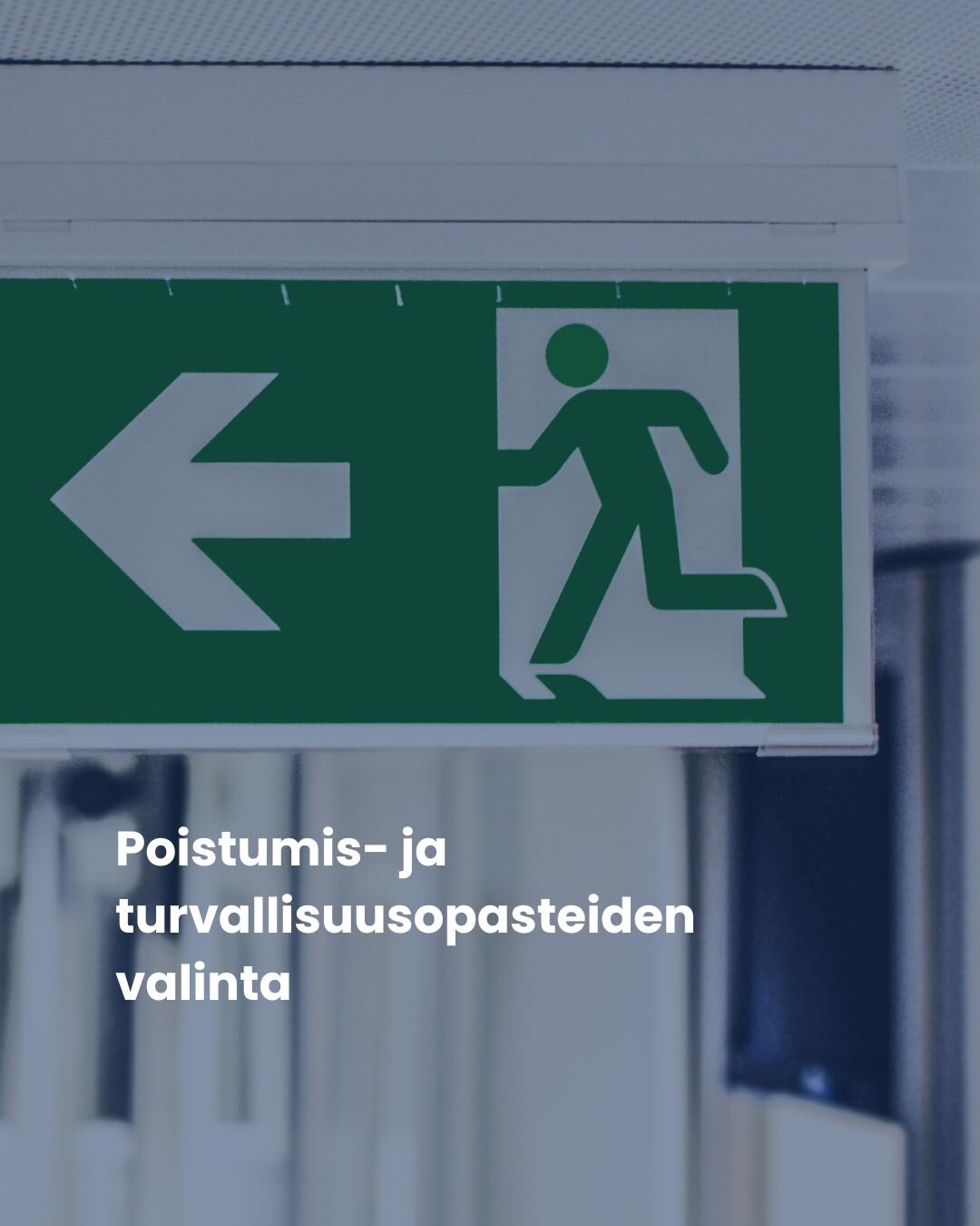 Vihreä poistumisopaste rakennuksen käytävällä osoittamassa poistumisreittiä.