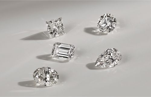 Glimmering Diamonds of different shapes and sizes