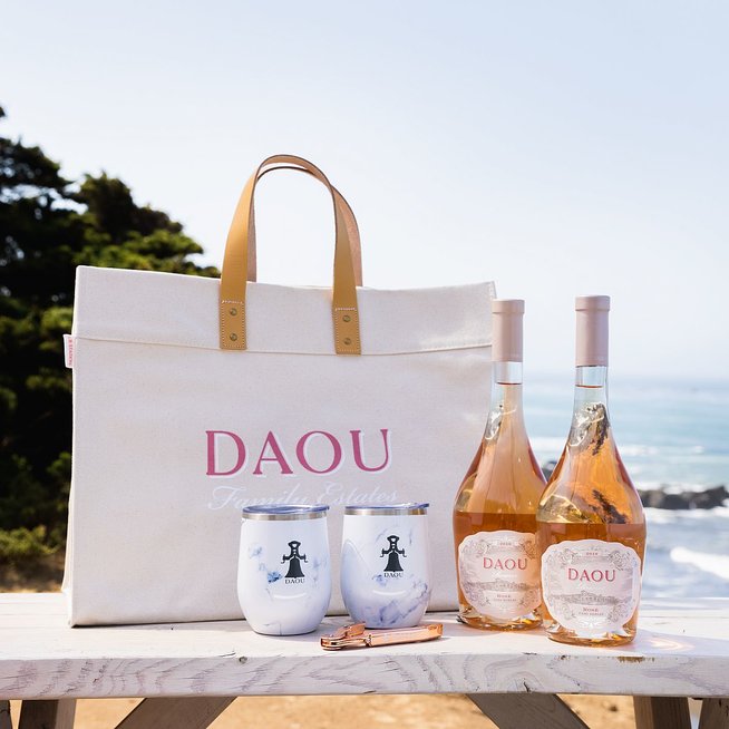 Rosé gift bag with bottles and tumblers