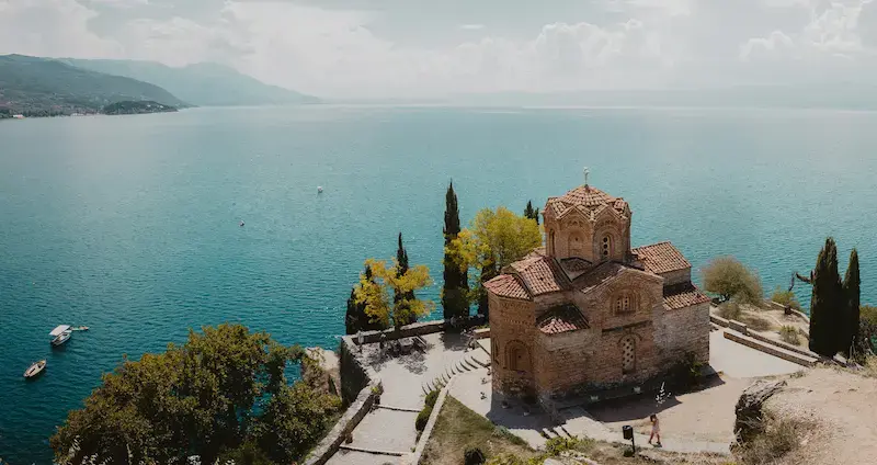 Chiesa di San Giovanni a Kaneo sul Lago di Ohrid, Macedonia del Nord, meta low cost agosto. 