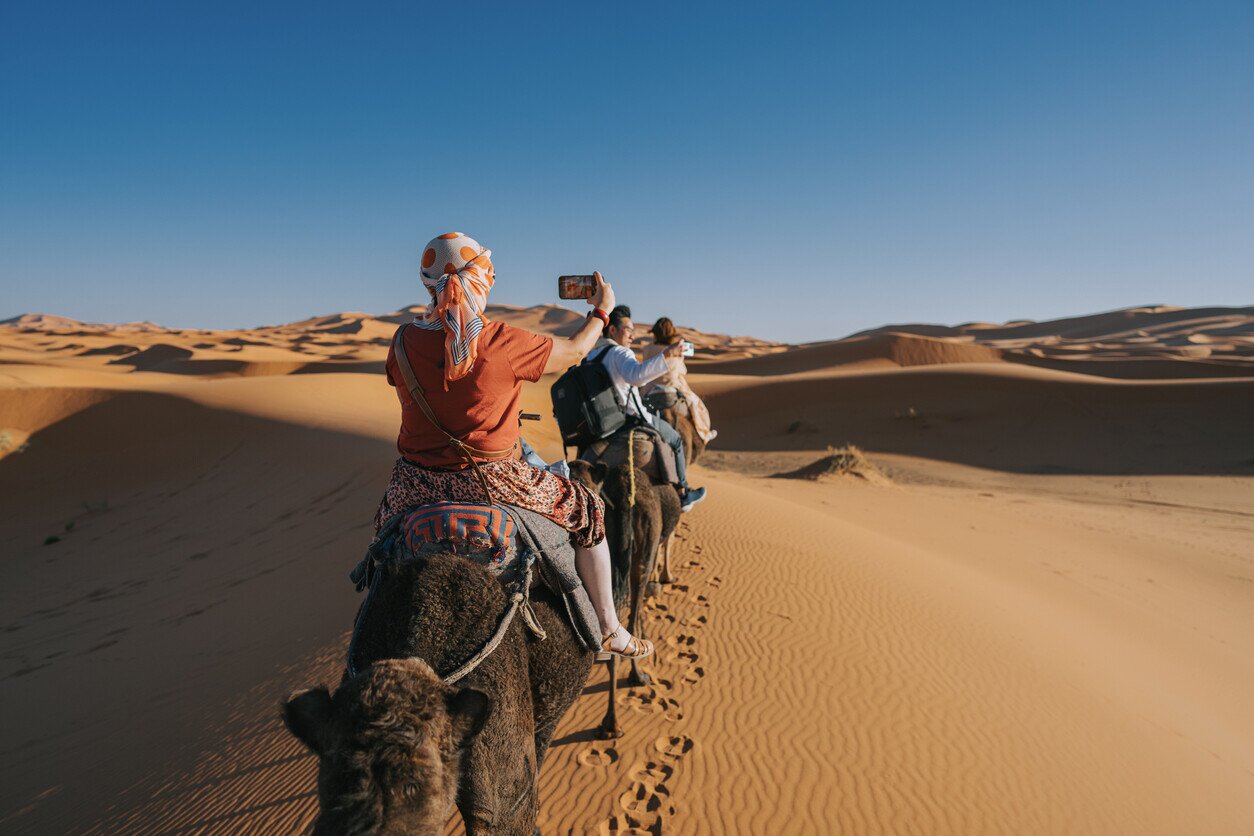 Touristen mit eSIM in Marokko