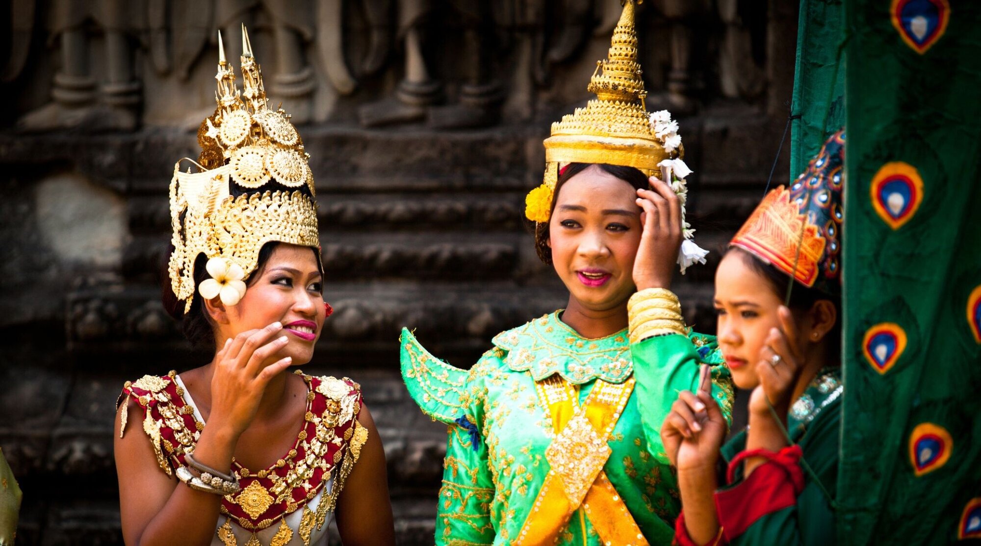 cambodgiennes en costume national a Angkor Wat