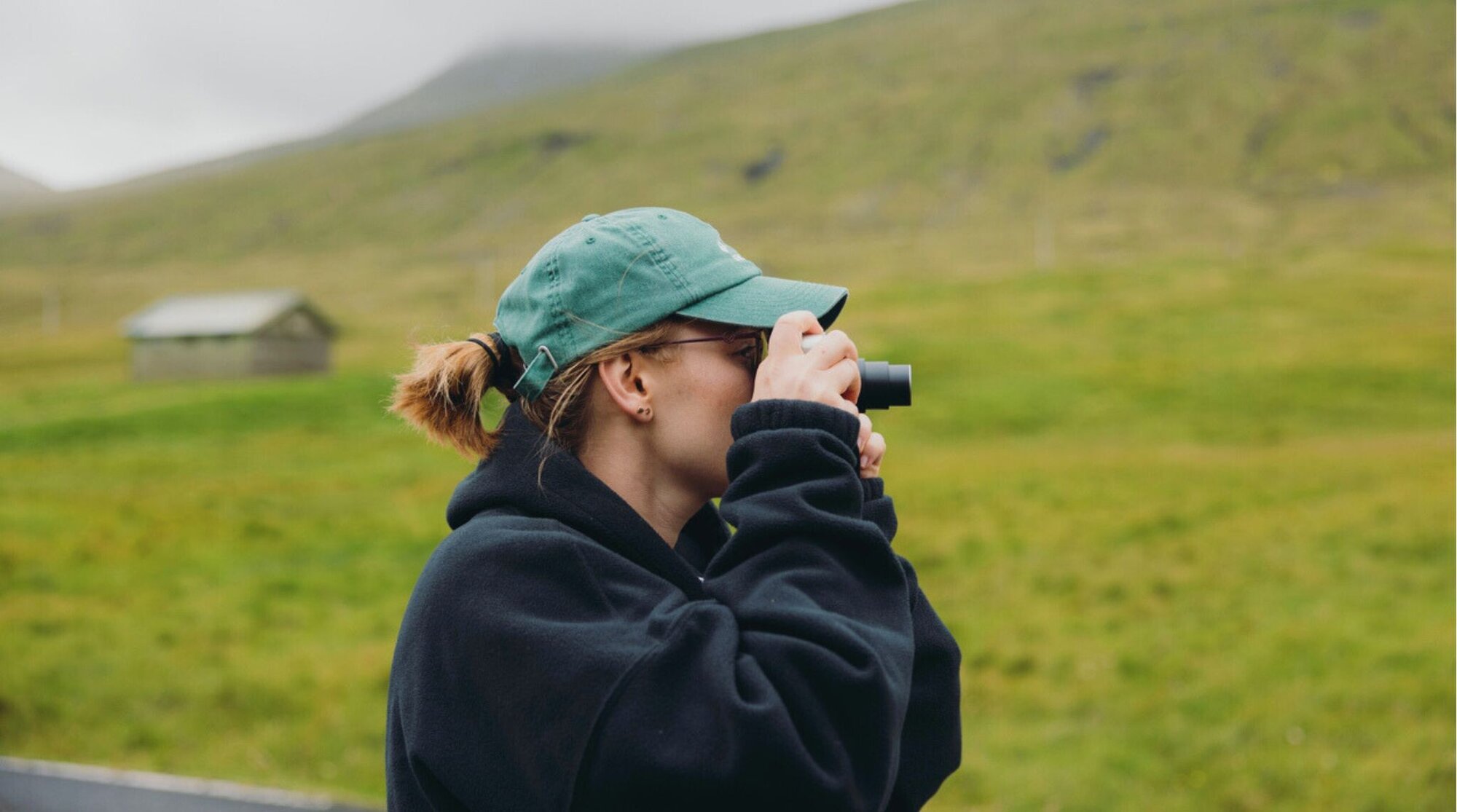 Câmera compacta digital sendo segurada na mão.