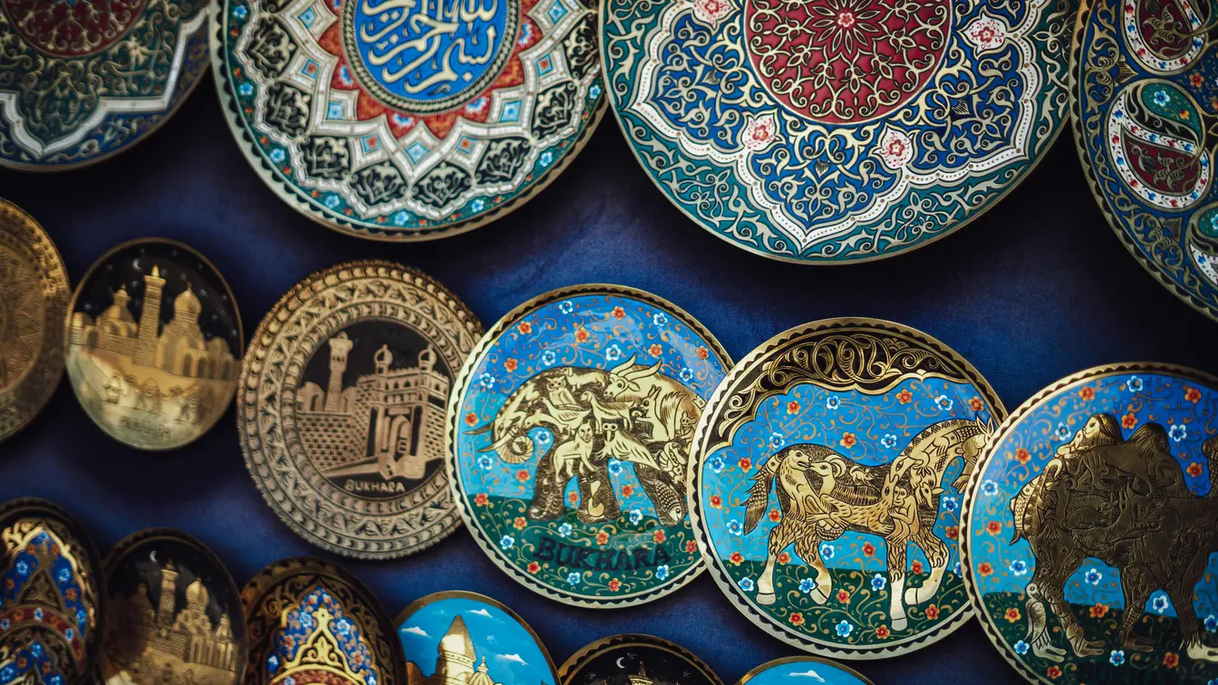 Piatti di artigianato locale in un viaggio in Uzbekistan fai da te